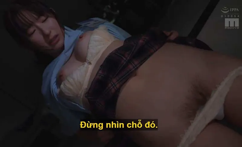 Sếp lớn mưu tính "xử đẹp" cô em dưới quyền kiêu kỳ lười nhác, suốt ngày chỉ chăm chăm chat chit với người yêu.